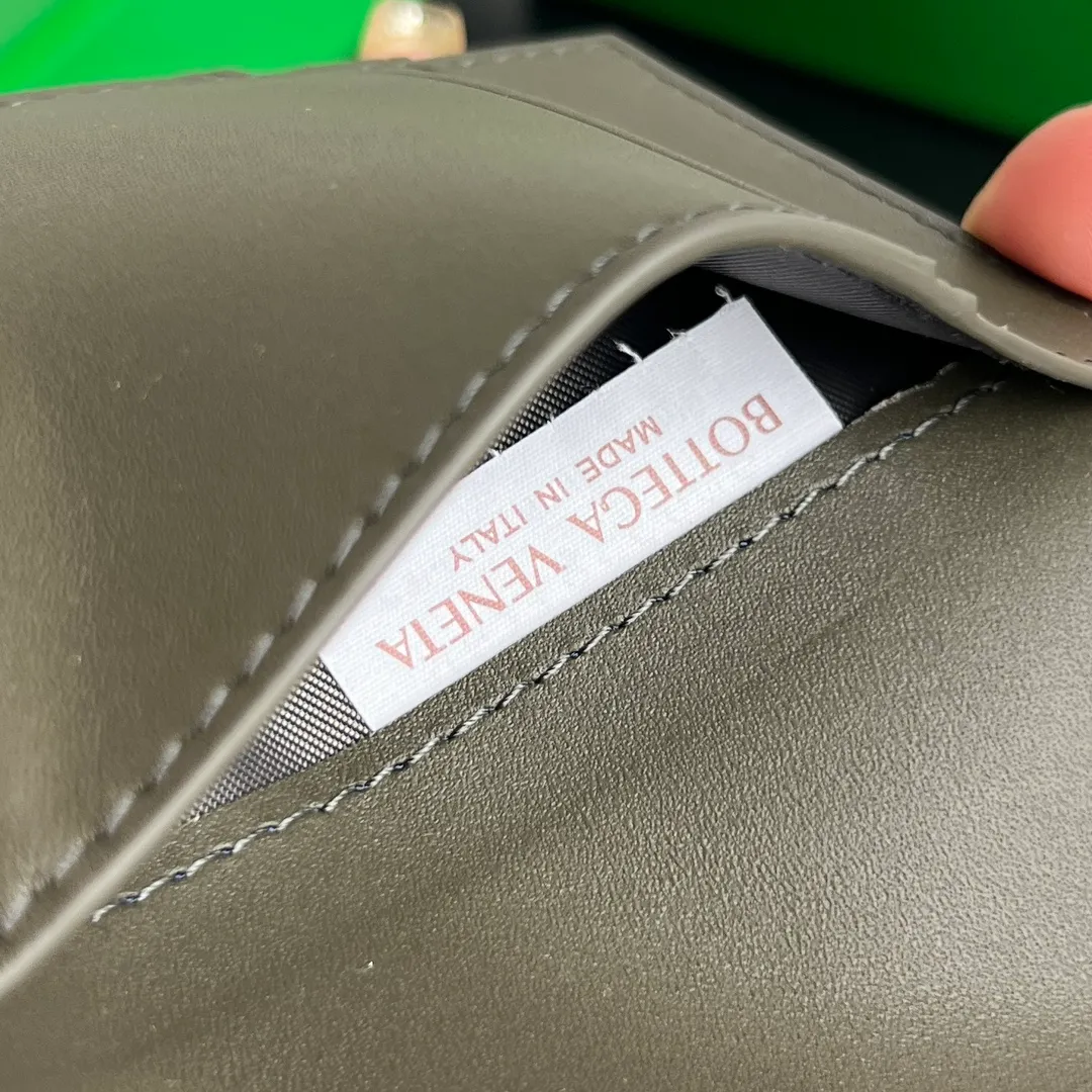 B’s new small woven passport holder [let me see]. 817398 The classic fine weave returns✅, made of cowhide, very soft to the touch and durable. In addition to your passport, you can also put your cards, ID and a small amount of cash. Small and exquisite, super suitable for travel. Weaving is the eternal classic of this brand, size: 13.3x9.5, P600